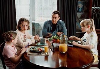 Семью Васильевых-Васнецовых из сериала «Папины дочки. Новые», как всегда, ждут невероятные приключения. 